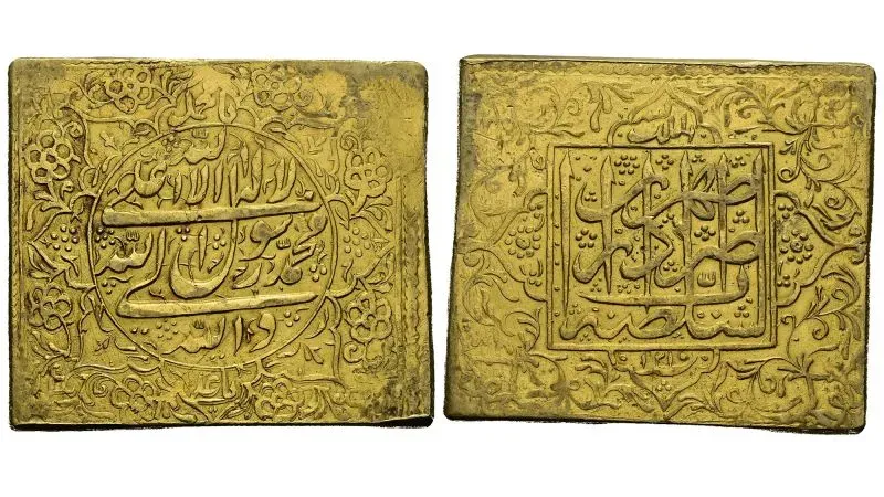 مجموعة نادرة من العملات المعدنية، تشمل عملات ذهبية تاريخية، تُعرض للبيع بعد أن دُفنت تحت الأرض لأكثر من 50 عامًا.