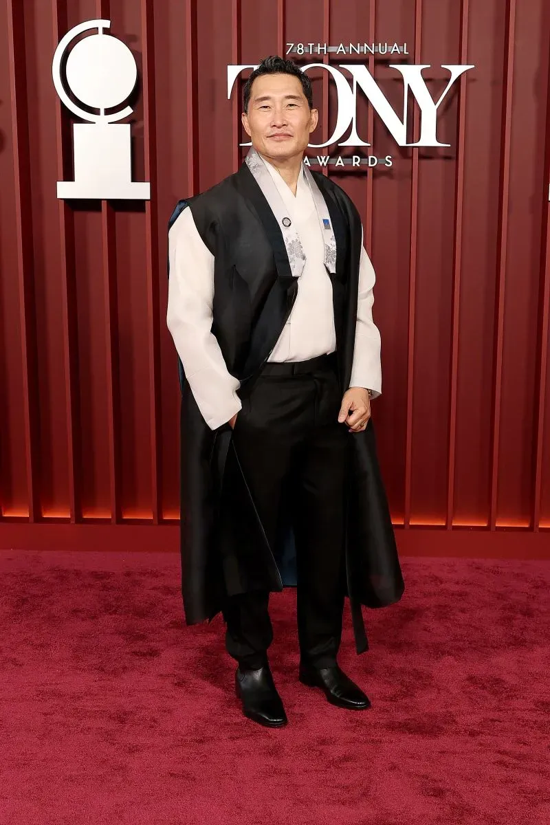 دانيال داي كيم يرتدي هانبوك عصري في حفل توزيع جوائز توني الـ 78، مع التركيز على جذوره الكورية.