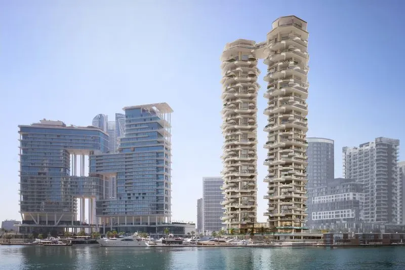ناطحتا سحاب جديدتان في دبي بارتفاع 591 قدماً، ترتبطان بحوض سباحة سماوي، مع تصميم مستوحى من المياه.