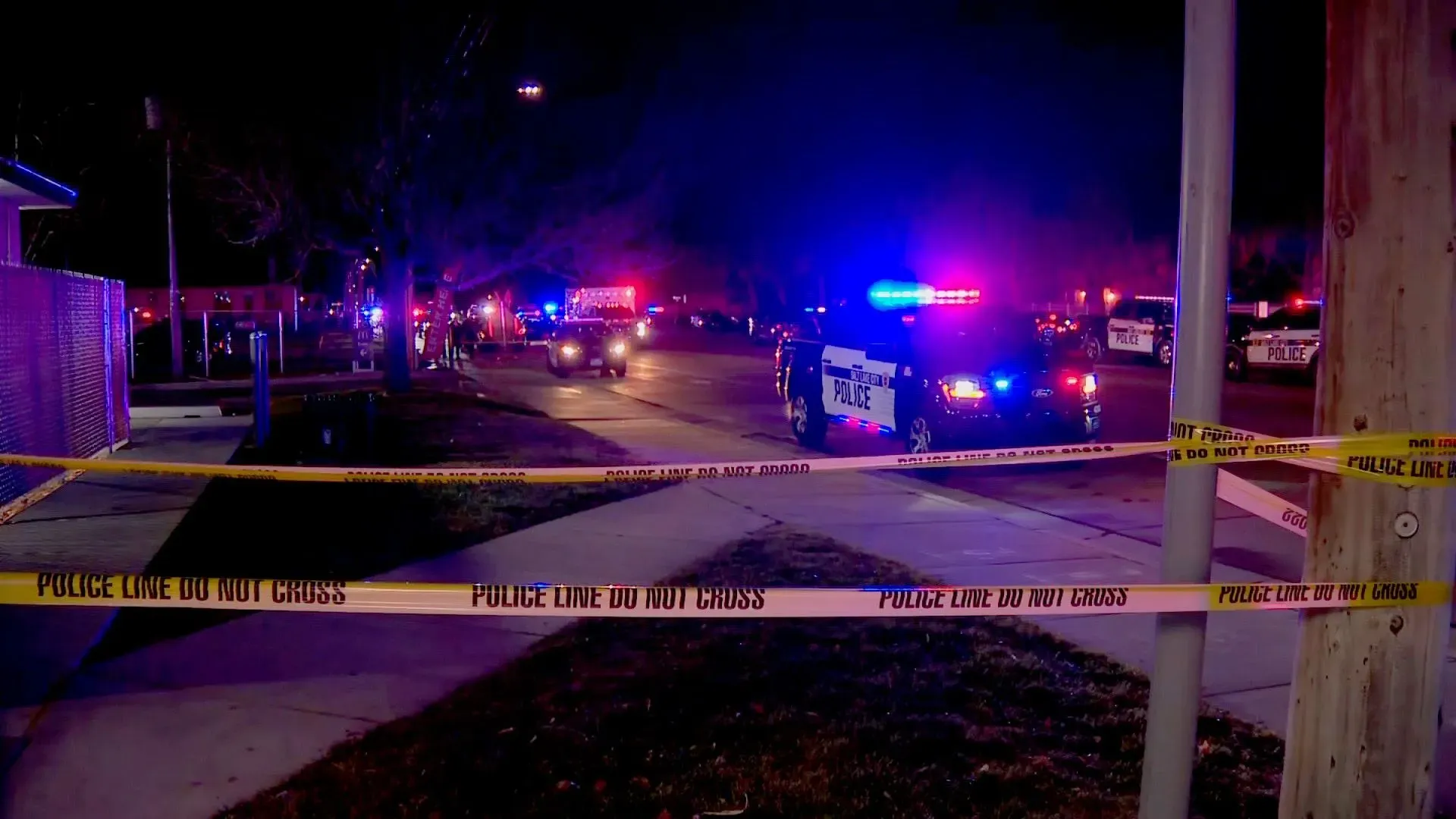 موقع الحادث خارج كنيسة يسوع المسيح لقديسي الأيام الأخيرة في سولت ليك سيتي، مع وجود سيارات الشرطة وأضواء الطوارئ، بعد إطلاق نار أسفر عن إصابات.