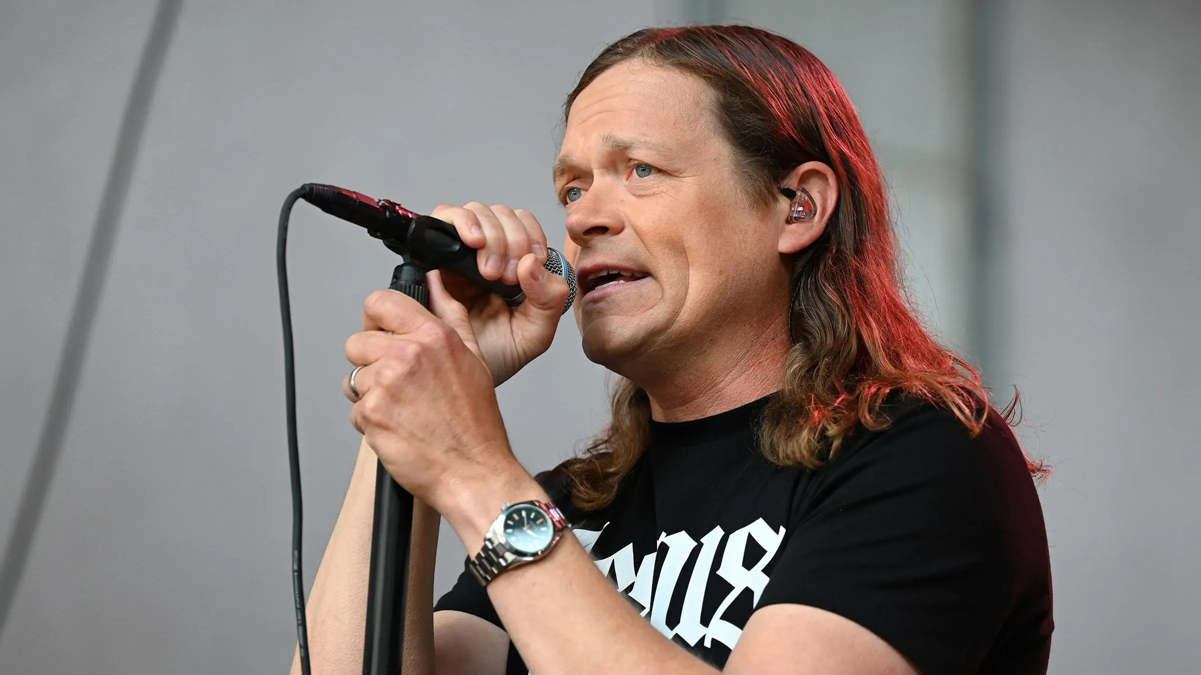 براد أرنولد، المغني الرئيسي لفرقة 3 Doors Down، يتحدث عن تشخيصه بسرطان الكلى في فيديو على إنستجرام، معربًا عن قوته وإيمانه.