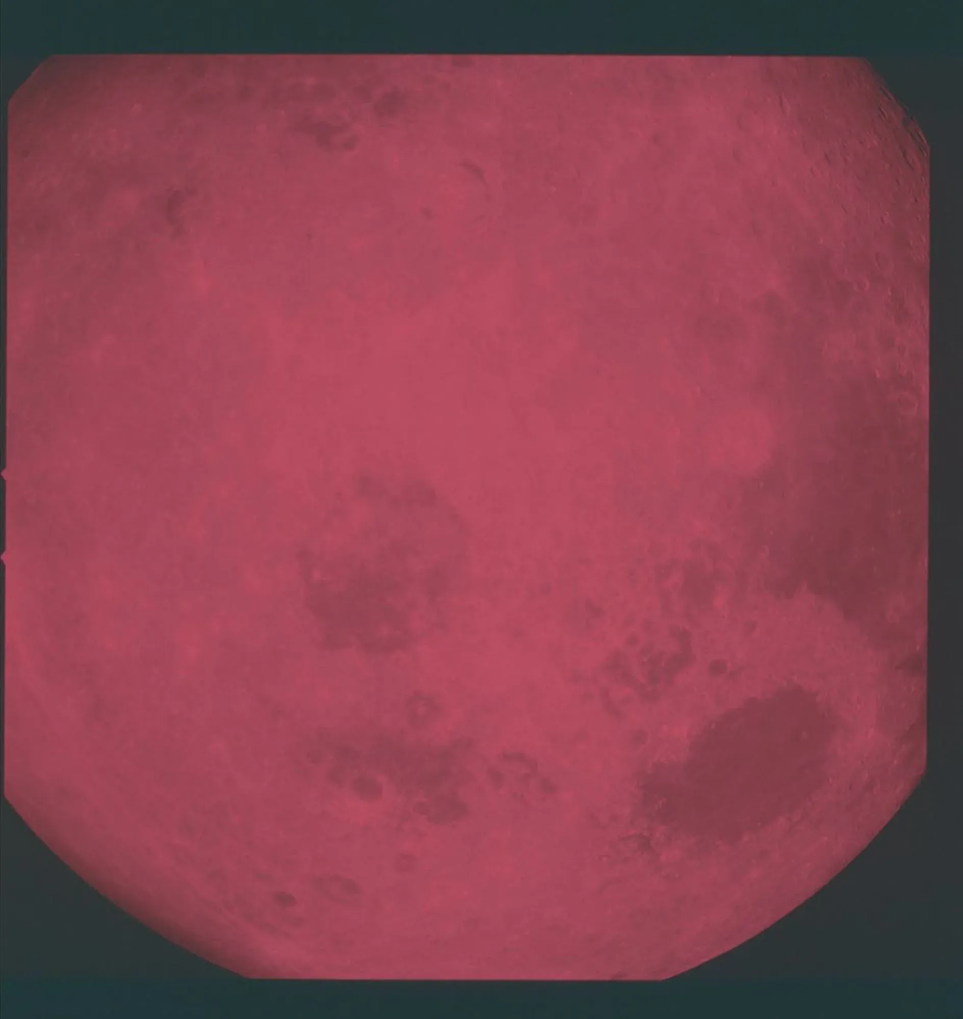 صورة توضح القمر بلون وردي، تُظهر تفاصيل سطحه، في سياق مهمة أرتميس 2 التي ستأخذ رواد فضاء إلى محيط القمر.