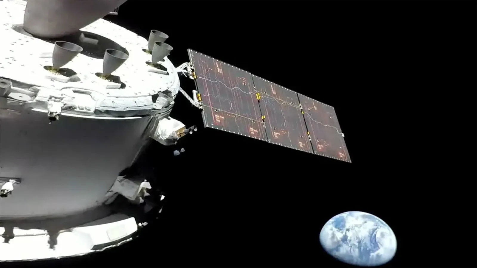 مركبة أوريون الفضائية مع الألواح الشمسية، تطل على الأرض من الفضاء، في إطار مهمة أرتميس 2 التاريخية نحو القمر.