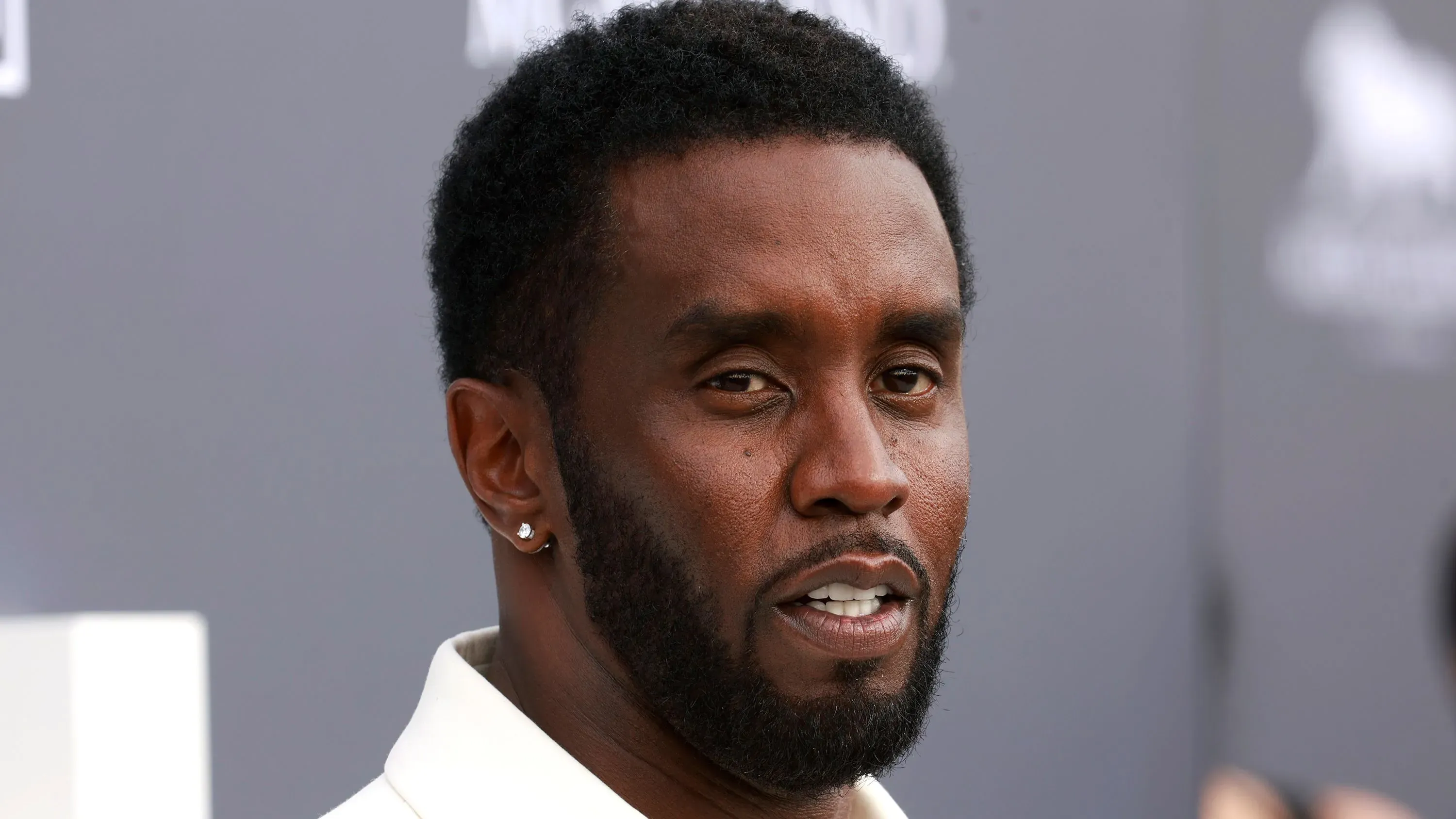 صورة لشون "ديدي" كومبس، الذي يواجه محاكمة جنائية فدرالية بتهم تتعلق بالاتجار بالجنس والتآمر. يظهر في الصورة تعبير جاد.