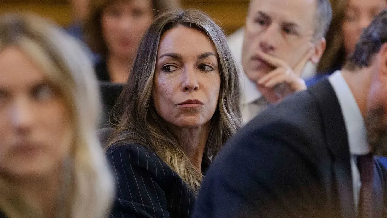 شهادة جينيفر مكابي في محكمة إعادة محاكمة كارين ريد، حيث تتحدث عن الأحداث التي سبقت وفاة جون أوكيف وظهور ريد في حالة هستيرية.