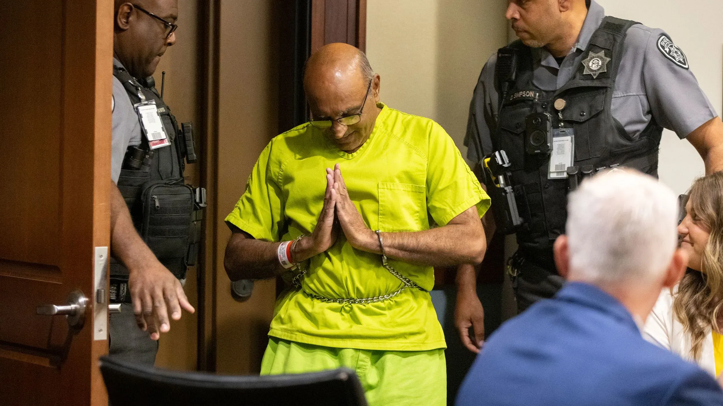 ماهيندرا باتيل، المتهم بمحاولة اختطاف طفل في وول مارت، يظهر في قاعة المحكمة مرتديًا زي السجن، وسط حراسة أمنية.