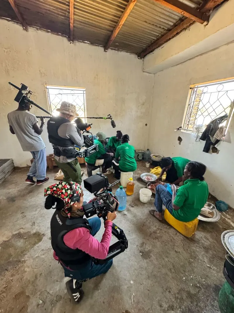 فريق برنامج "ذا إنفوي شو" يوثق عملية إعداد الطعام في غرفة بسيطة، مع التركيز على حبوب فونيو في غرب أفريقيا.