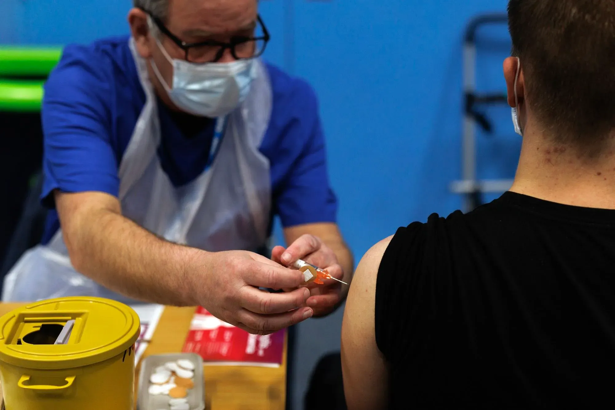 تظهر الصورة شخصًا يتلقى لقاحًا ضد مرض المكورات السحائية، مما يعكس جهود الصحة العامة لمكافحة العدوى.