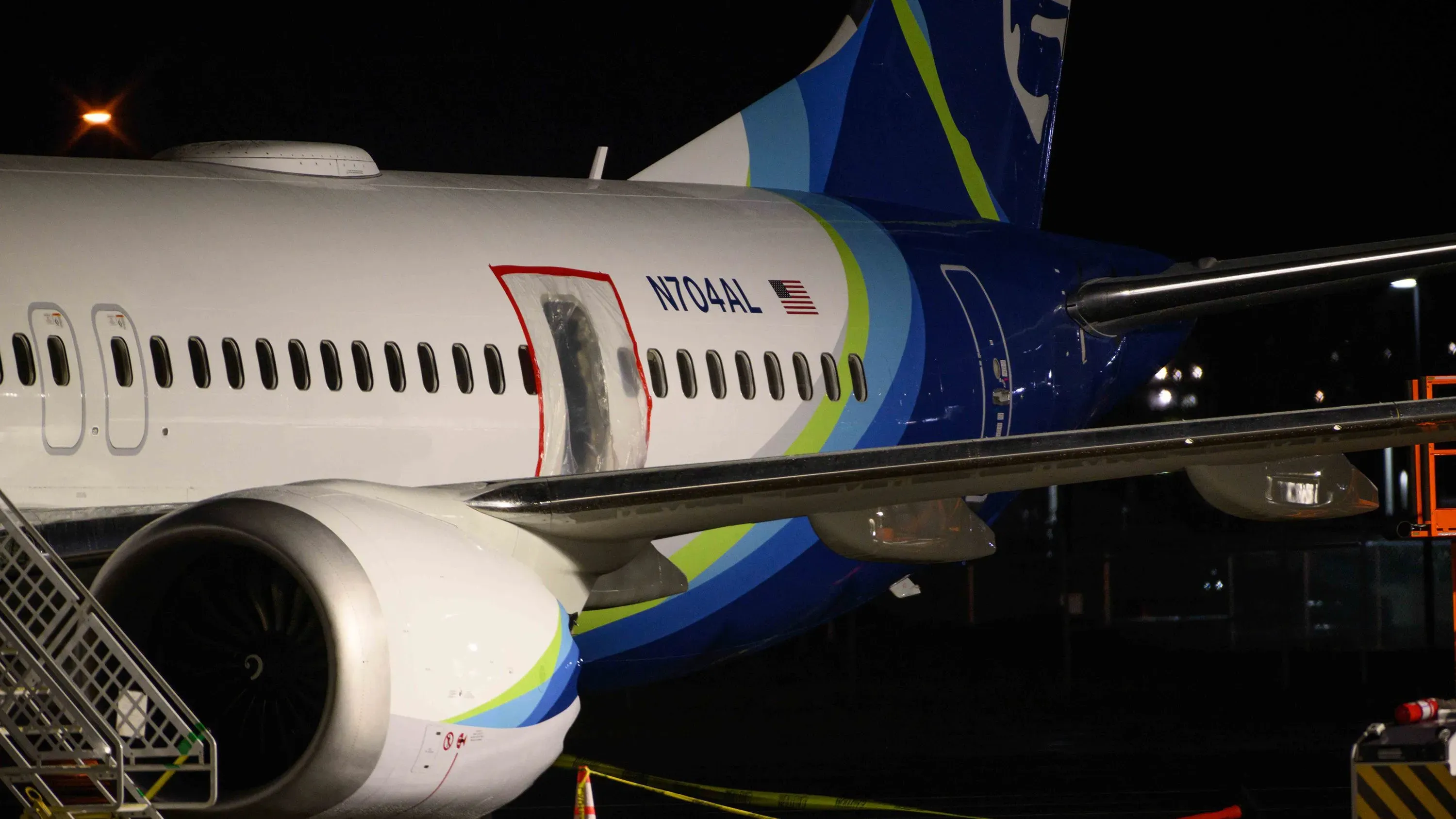 ثقب كبير في باب طائرة تابعة لخطوط ألاسكا الجوية بعد انفجار سدادة الباب، مما يبرز مخاطر السلامة على متن الطائرات.