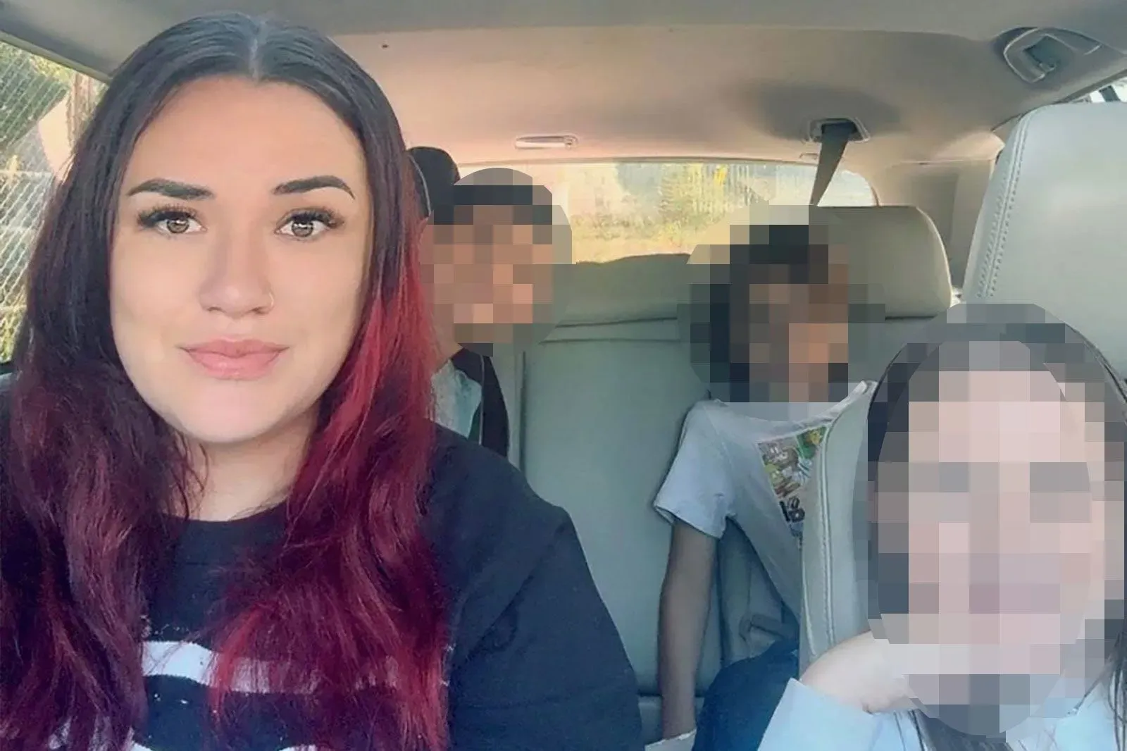 سارة شو، أم من واشنطن، مع ابنها في السيارة بعد إطلاق سراحهما من مركز احتجاز المهاجرين، حيث أمضيا أكثر من ثلاثة أسابيع.