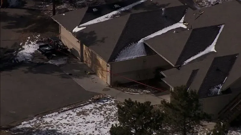 منزل عائلة لونغ بعد الحريق، مع آثار الدمار في الواجهة وأعمال الشرطة خارج الموقع، حيث وقعت الحادثة المأساوية.