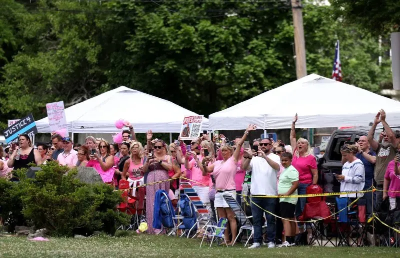 حشد كبير من المؤيدين يرتدون اللون الوردي في محكمة ماساتشوستس لدعم كارين ريد خلال محاكمتها في قضية قتل صديقها الشرطي.