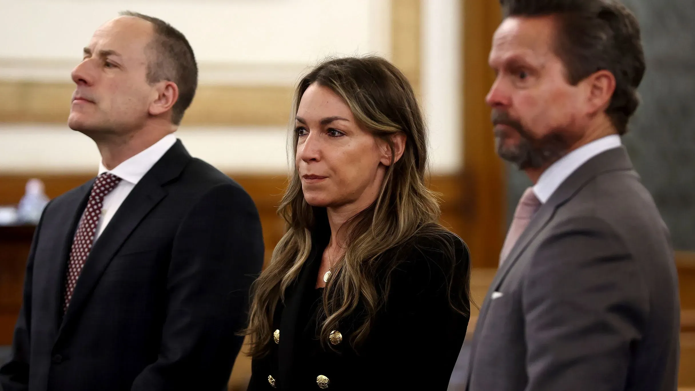 تظهر كارين ريد، المتهمة في قضية قتل صديقها الشرطي، خلال جلسة محكمة في ماساتشوستس، مع محاميها، في أجواء توتر قانوني.