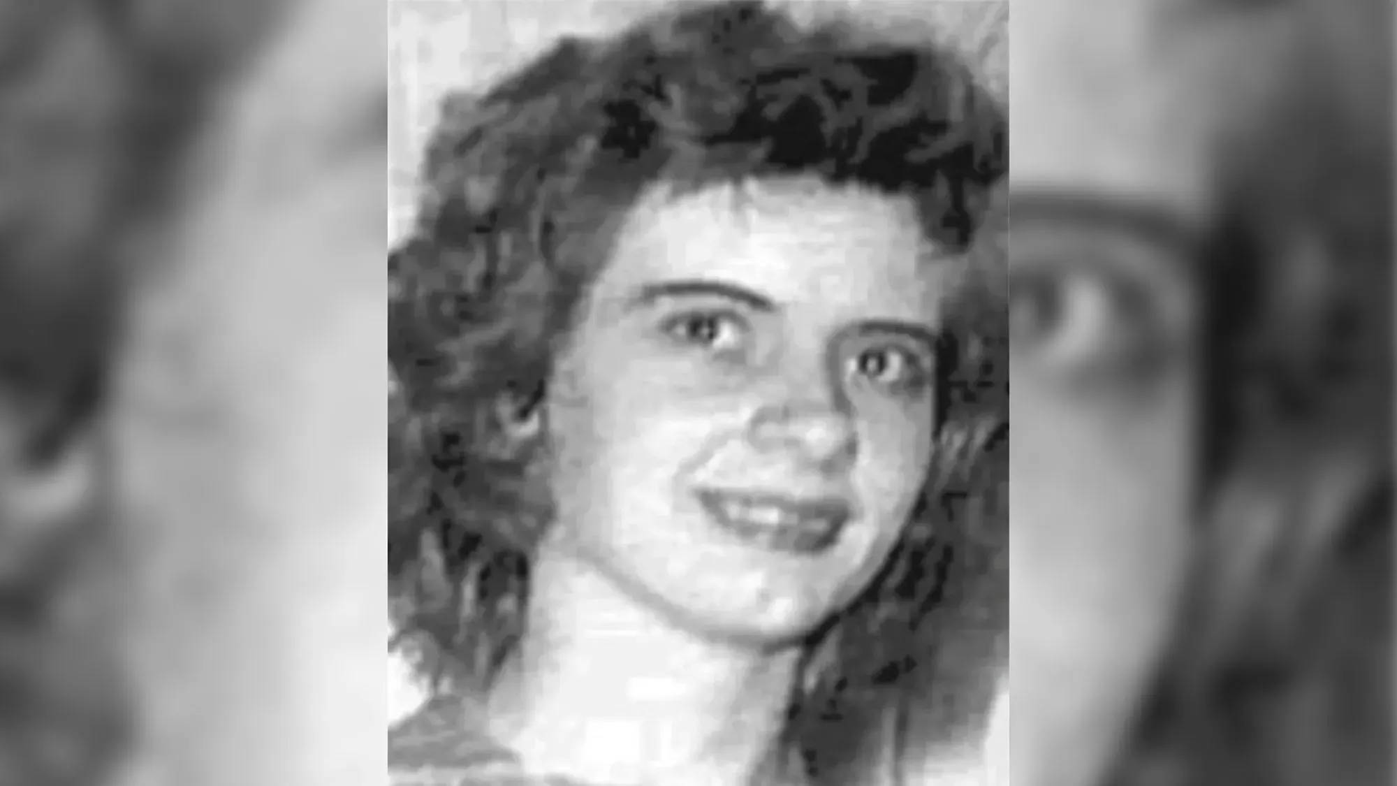 صورة قديمة لأودري جين باكبيرغ، امرأة اختفت منذ 62 عامًا، وتظهر ابتسامتها وشعرها المجعد، مما يعكس فترة الستينيات.