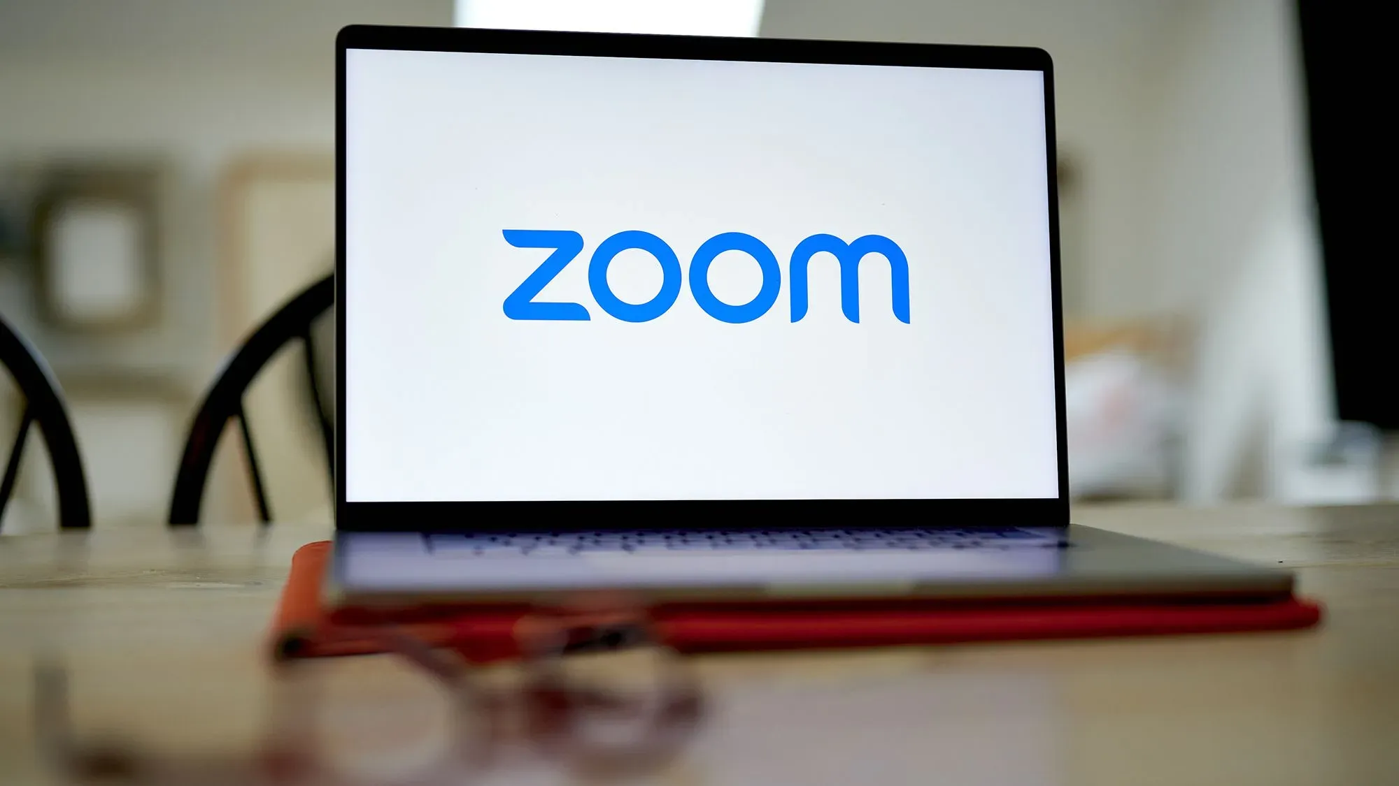 شاشة كمبيوتر محمول تعرض شعار Zoom، في سياق تقارير عن انقطاع الخدمة وتأثيره على المستخدمين.