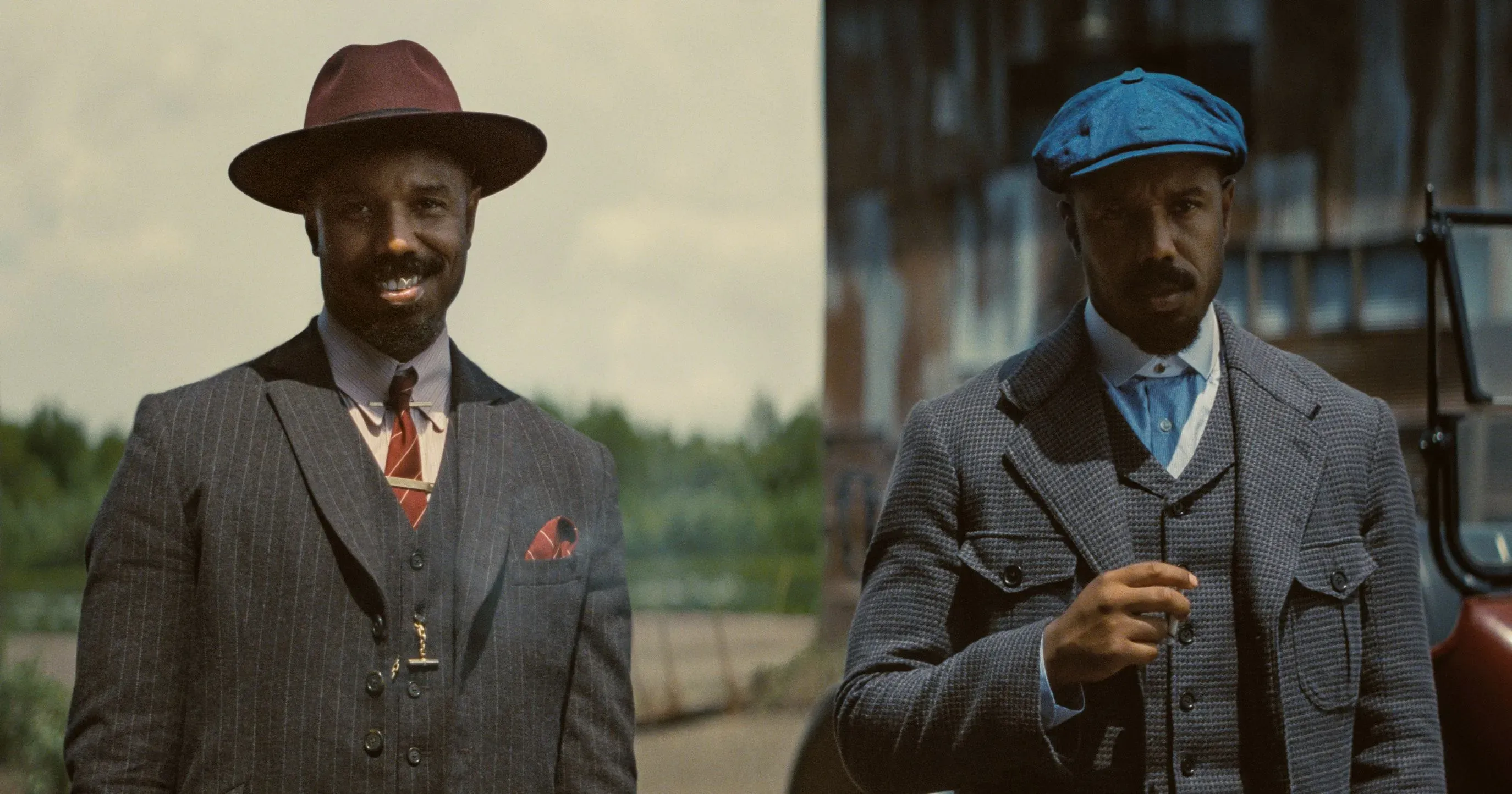 صورة لرجلين يرتديان ملابس أنيقة من فترة تاريخية سابقة، مع خلفية طبيعية، تعكس أجواء فيلم "المذنبون" الذي يناقش الثقافة السوداء.