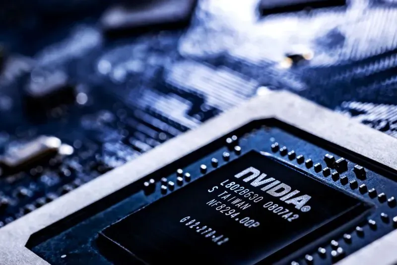 شريحة NVIDIA تُظهر مكونات تقنية متطورة تُستخدم في الذكاء الاصطناعي، في سياق استعدادات قمة الذكاء الاصطناعي في أفريقيا.