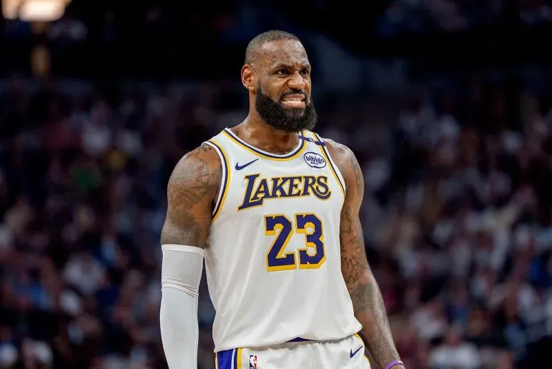 ليبرون جيمس، لاعب لوس أنجلوس ليكرز، يظهر بتعبير حماسي أثناء مباراة، مرتديًا قميص الفريق رقم 23.
