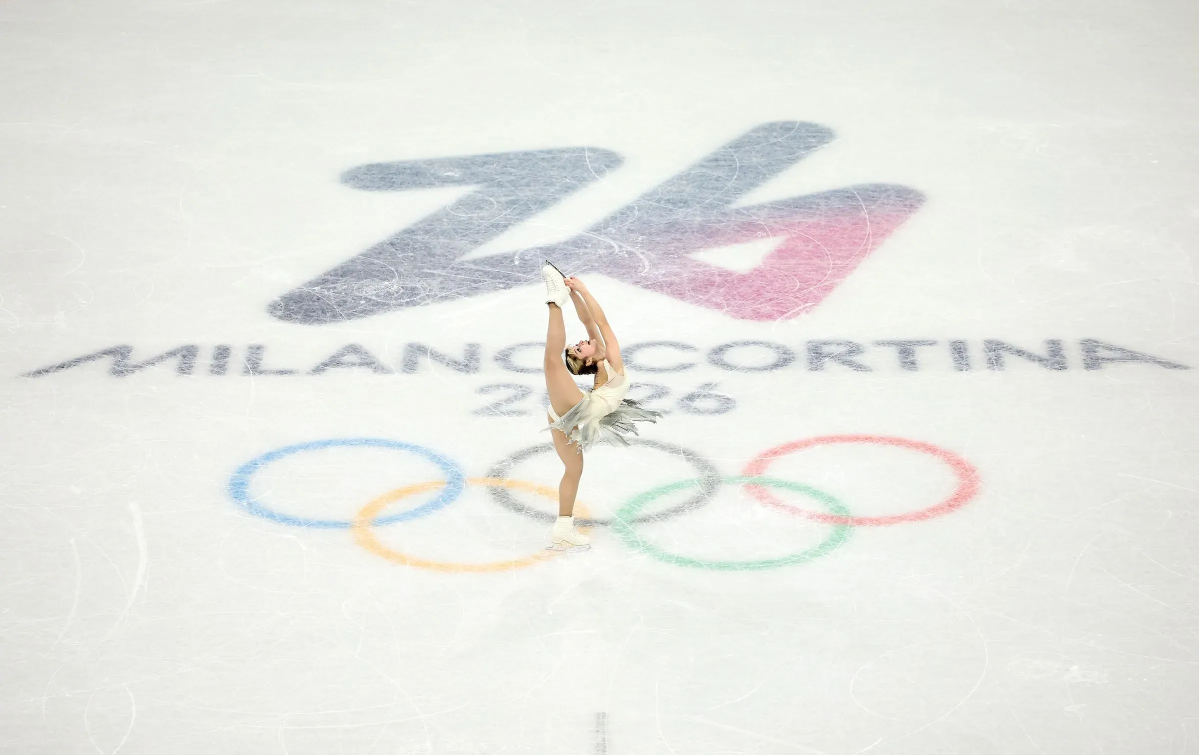 أليسا ليو تؤدي عرضها في التزلج على الجليد خلال دورة الألعاب الأولمبية الشتوية في ميلانو 2026، تحت شعار الأولمبياد.