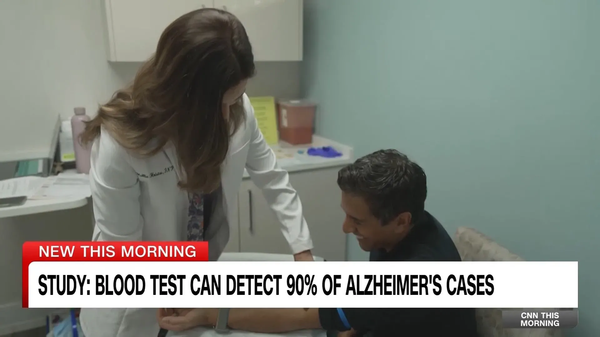 امرأة طبيبة تأخذ عينة دم من مريض في عيادة، في إطار دراسة حول اختبار الدم للكشف عن مرض الزهايمر.