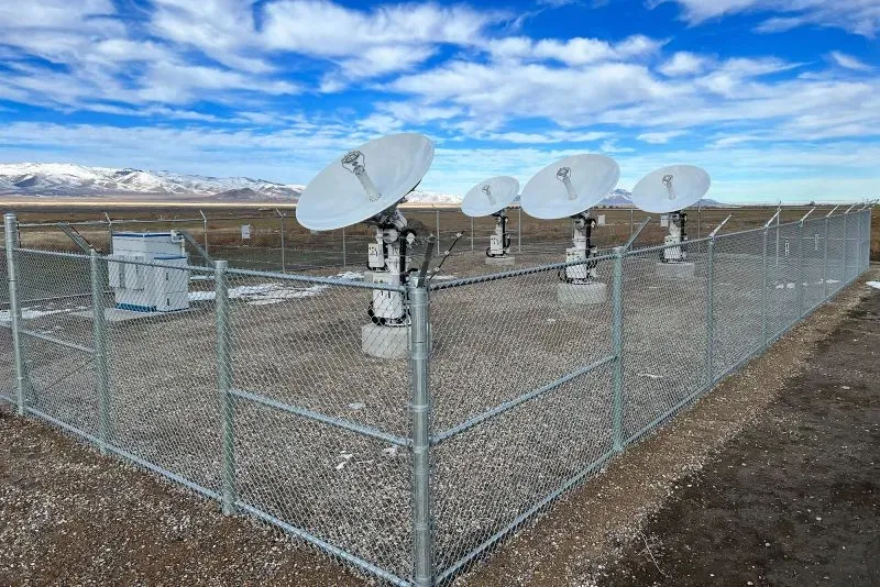 محطة أرضية تحتوي على أطباق استقبال كبيرة، تستخدم لتوفير خدمة الإنترنت عبر الأقمار الصناعية من مشروع كويبر التابع لأمازون.