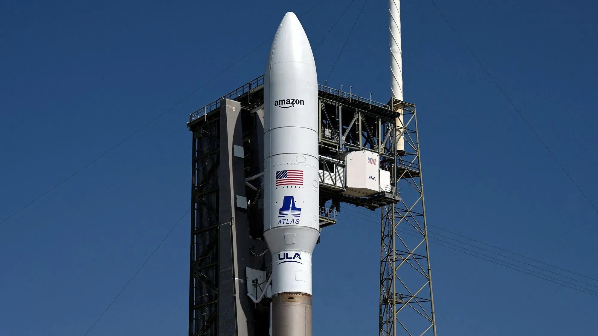 صاروخ أطلس V المخصص لإطلاق أقمار كويبر التابعة لأمازون، يقف على منصة الإطلاق في كيب كانافيرال، فلوريدا، استعدادًا للانطلاق.