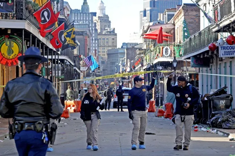 مشهد من شارع القناة في نيو أورلينز بعد الهجوم، حيث يعمل ضباط الشرطة والـ FBI على تأمين المنطقة وجمع الأدلة.