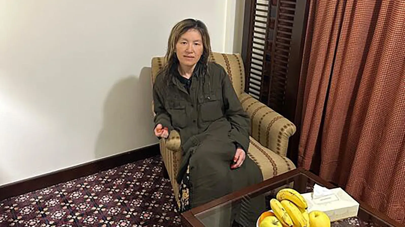 فاي هول، المواطنة الأمريكية التي أُفرج عنها من قبل طالبان، تجلس في غرفة مع مسؤولين قطريين، وتبدو بصحة جيدة.