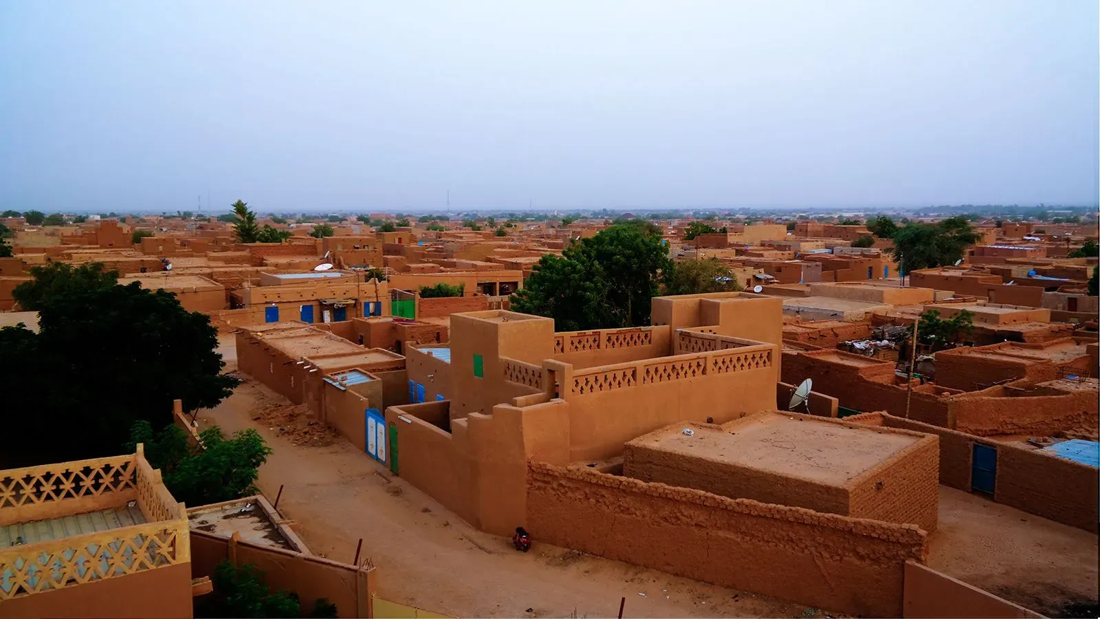 صورة لمدينة أغاديز في النيجر، تظهر المباني التقليدية بلونها الترابي، تعكس الأجواء المحلية والمجتمع الذي تعيش فيه إيفا جريتزماخر.