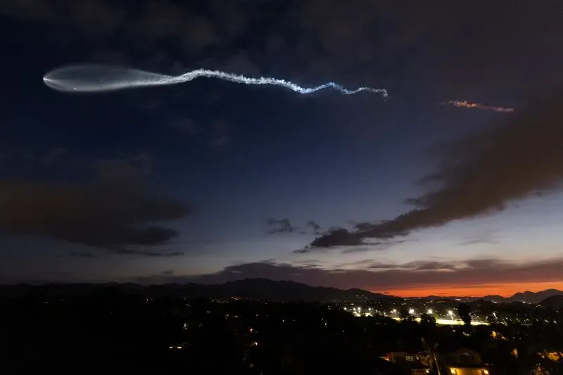 شكل حلزوني مضيء يظهر في السماء بعد إطلاق صاروخ فالكون 9، يشبه التأثير الناتج عن تفريغ الوقود، ويظهر فوق الأفق الغربي.