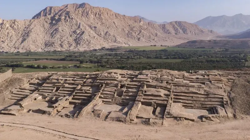 مدينة بينيكو الأثرية في بيرو، تظهر بوضوح مبانيها القديمة بين الجبال، مع مشهد طبيعي يبرز تاريخها كمركز تجاري منذ 3000 عام.