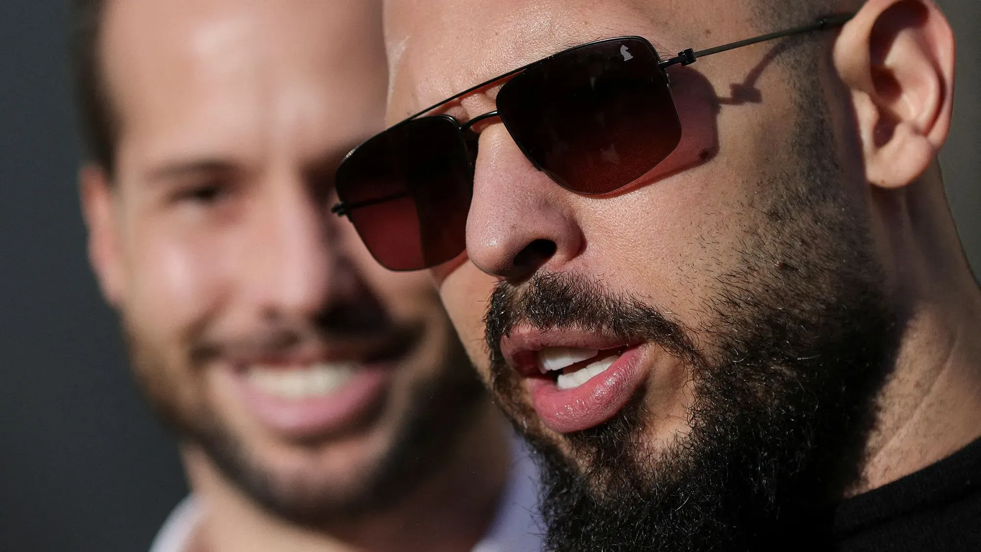 أندرو تيت، مؤثر على وسائل التواصل الاجتماعي، يتحدث مع شقيقه تريستان، وسط اتهامات بالتحرش والاعتداء.