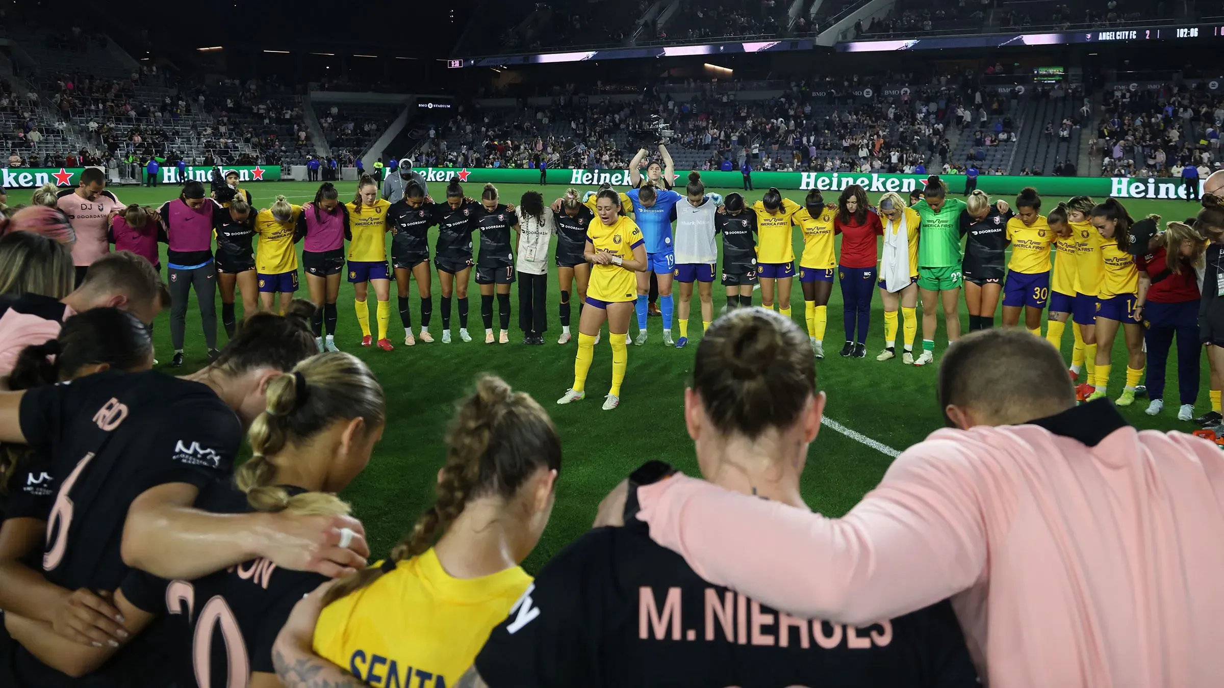 تجمع لاعبات أنجل سيتي ويوتا رويالز في دائرة للصلاة بعد سقوط سافي كينغ خلال مباراة الدوري الوطني لكرة القدم النسائية.