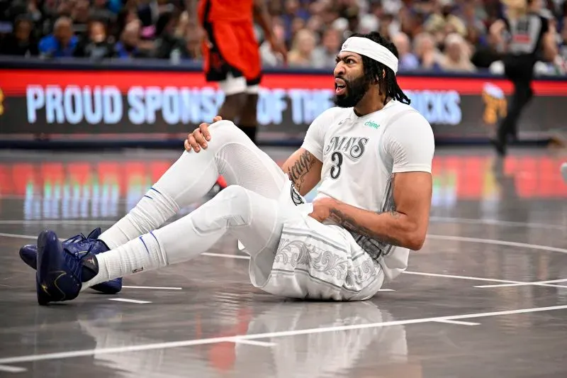 أنتوني ديفيس جالس على الأرض بعد إصابته بشد في العضلة المقربة خلال مباراة دالاس مافريكس ضد هيوستن روكتس.