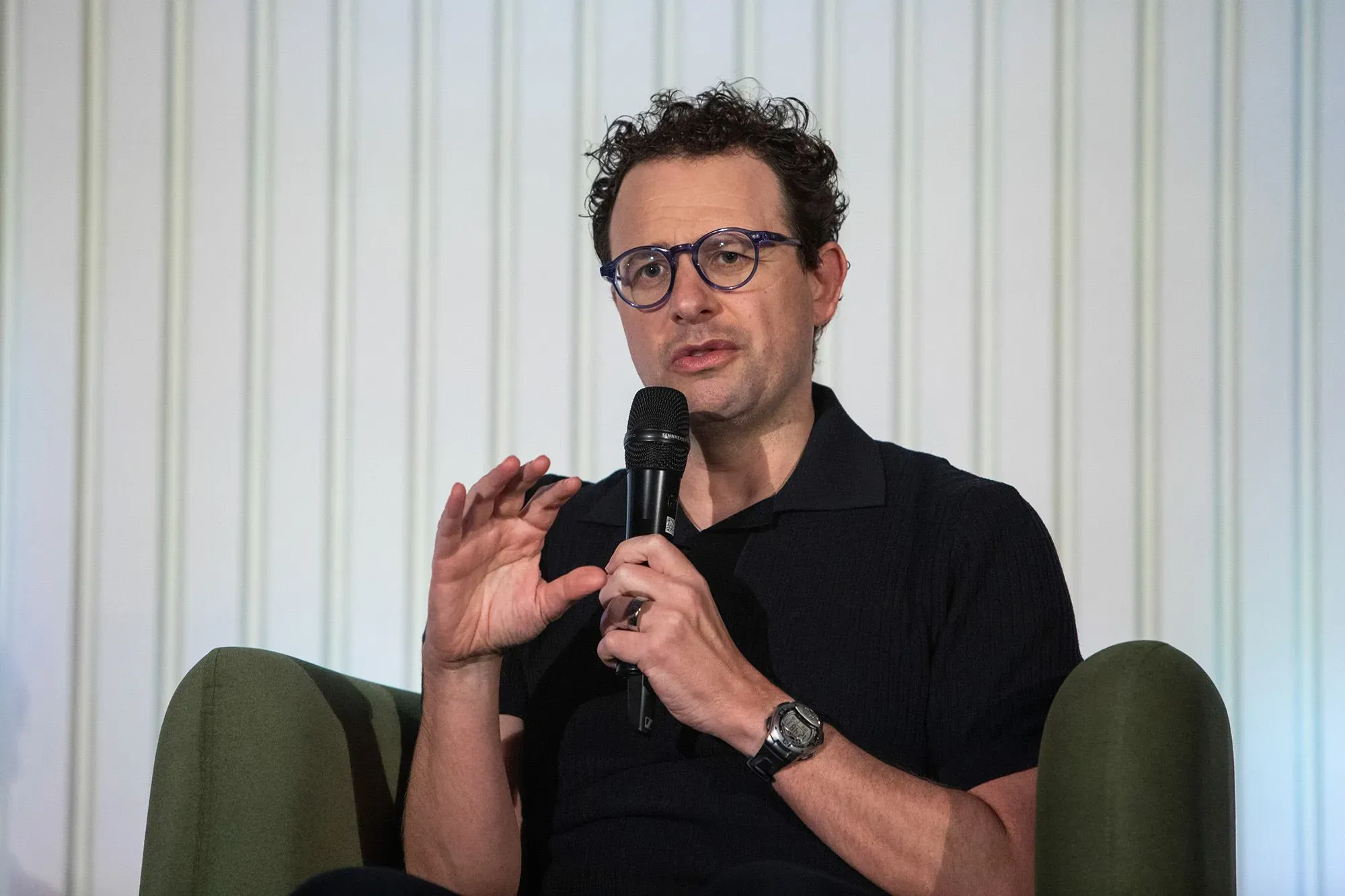 الرئيس التنفيذي لشركة أنثروبيك يتحدث خلال حدث، مع التركيز على قضايا الذكاء الاصطناعي والتعاون مع الحكومة.