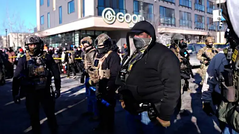 شعار شبكة CNN مع عبارة "أخبار عاجلة"، مما يعكس قرار محكمة استئناف بشأن احتجاز المهاجرين غير الموثقين في الولايات المتحدة.