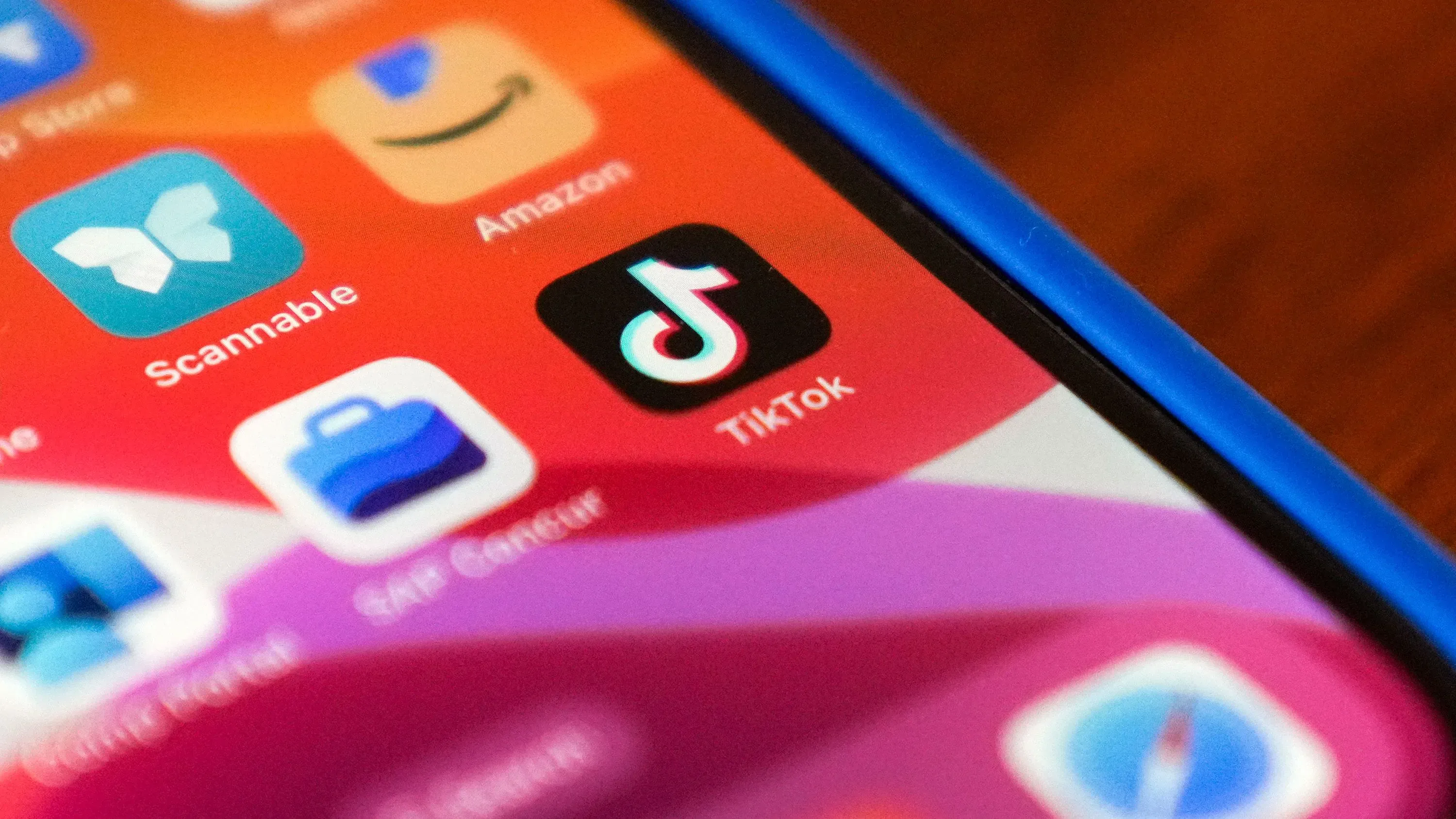 تطبيق تيك توك يظهر على شاشة هاتف ذكي، وسط مجموعة من التطبيقات الأخرى، بعد إعادة إتاحته في متاجر التطبيقات الأمريكية.
