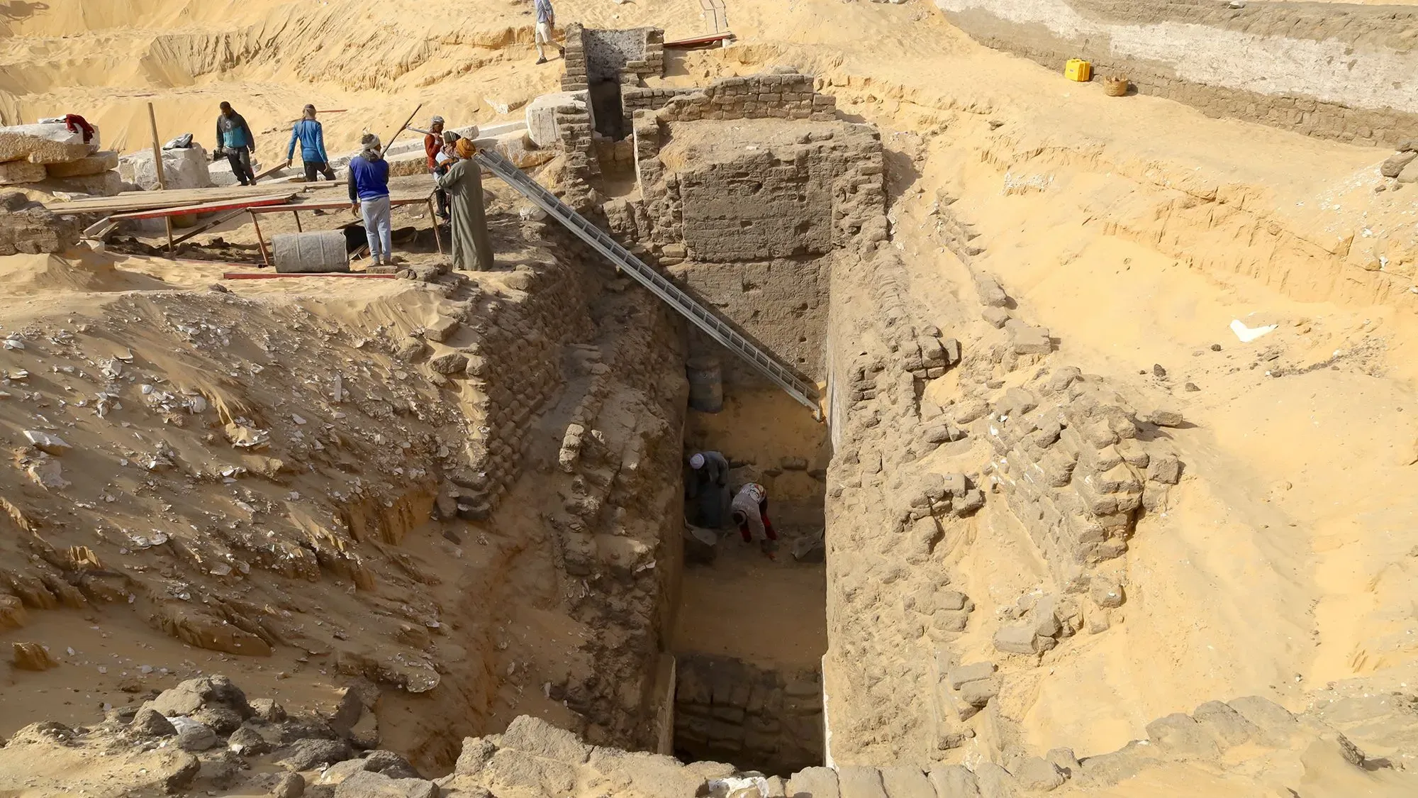 موقع حفر لمقبرة قديمة في أبيدوس، يظهر العمال وهم يستكشفون حجرة دفن ضخمة من الحجر الجيري تعود لأكثر من 3600 عام.