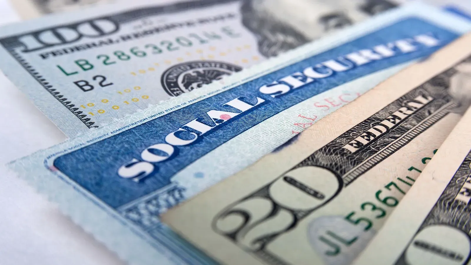 بطاقات الضمان الاجتماعي مع فئات من النقود، تشير إلى التغييرات في إدارة الضمان الاجتماعي وتأثيرها على المزايا.