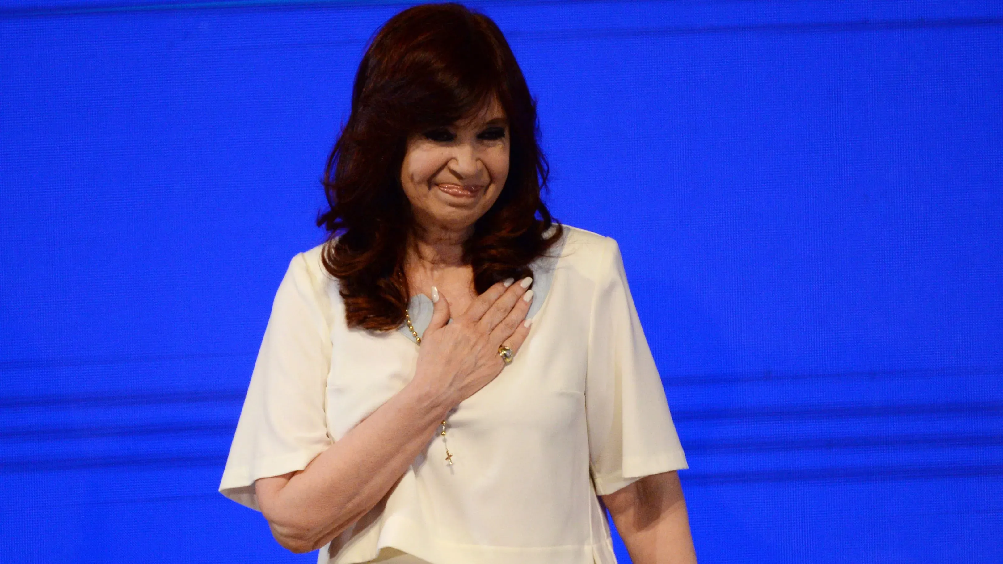 كريستينا فرنانديز دي كيرشنر، الرئيسة السابقة للأرجنتين، تعبر عن مشاعرها خلال تجمع مؤيدين في بوينس آيرس بعد حكم المحكمة العليا.