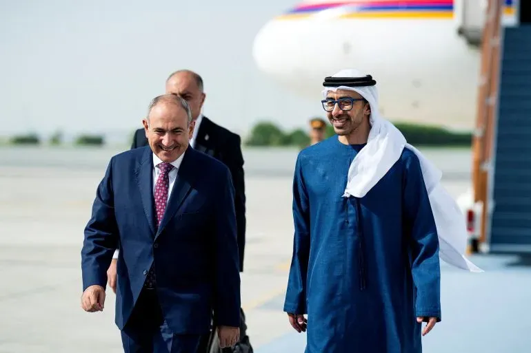 اجتمع رئيس الوزراء الأرميني نيكول باشينيان مع وزير الخارجية الإماراتي في أبوظبي، لمناقشة جهود السلام بين أرمينيا وأذربيجان.