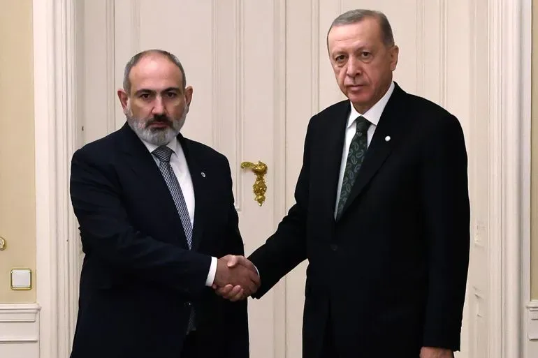 باشينيان وأردوغان يتصافحان في قصر دولمة بهجة بإسطنبول، خلال زيارة تاريخية تهدف لتطبيع العلاقات بين أرمينيا وتركيا.