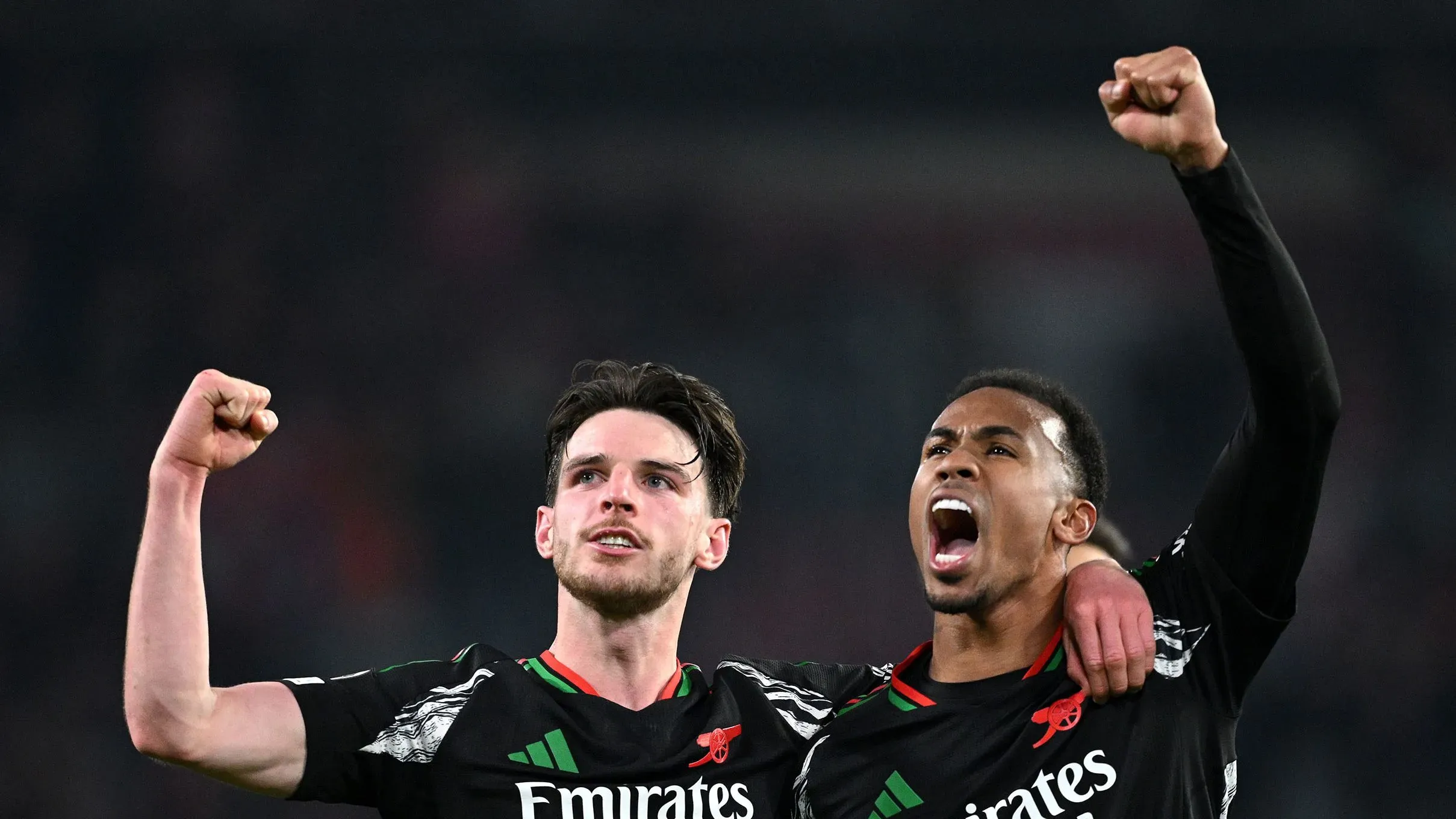 احتفال لاعبي أرسنال بعد الفوز الكبير 7-1 على بي إس في آيندهوفن في دوري أبطال أوروبا، مع تعبيرات الفرح والحماس.