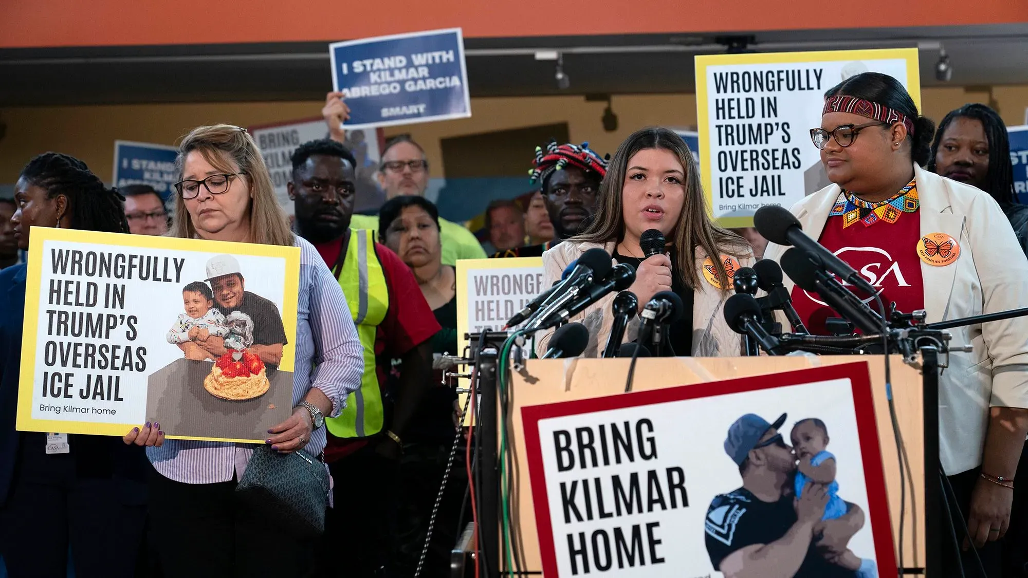 تجمع حاشد لدعم كيلمار أرماندو أبريغو غارسيا، يحمل المشاركون لافتات تطالب بإعادته إلى الولايات المتحدة بعد ترحيله الخاطئ إلى السلفادور.