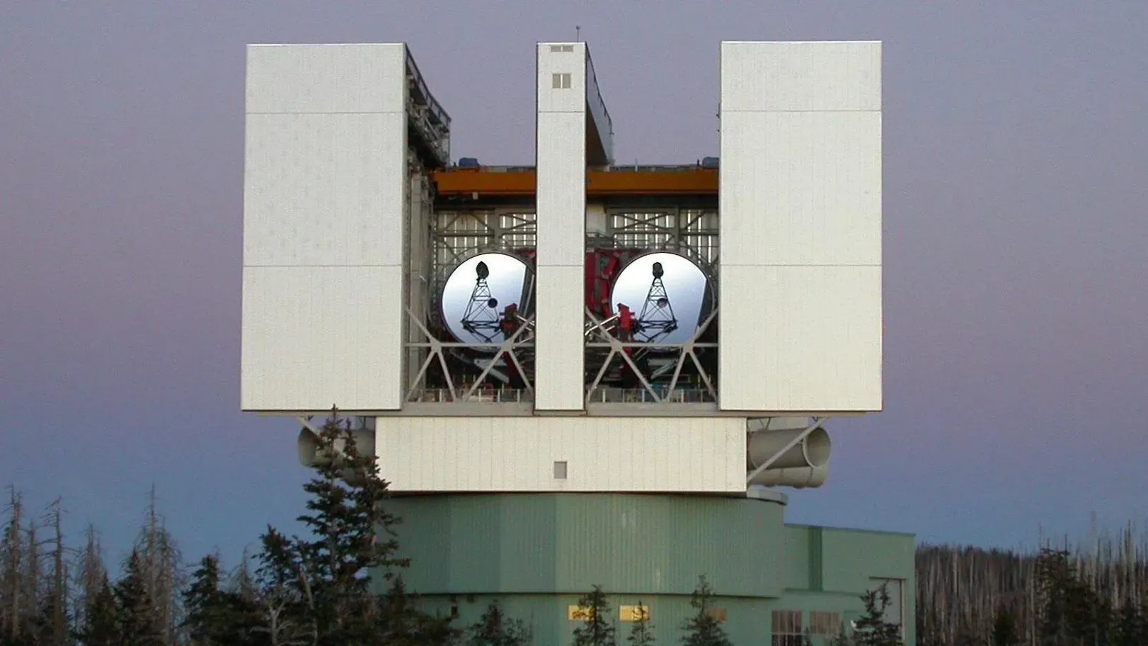 تلسكوب كبير مزدوج العينين في أريزونا، يستخدم لرصد المجرات البقايا مثل KiDS J0842+0059، التي تقدم لمحات عن تاريخ الكون.