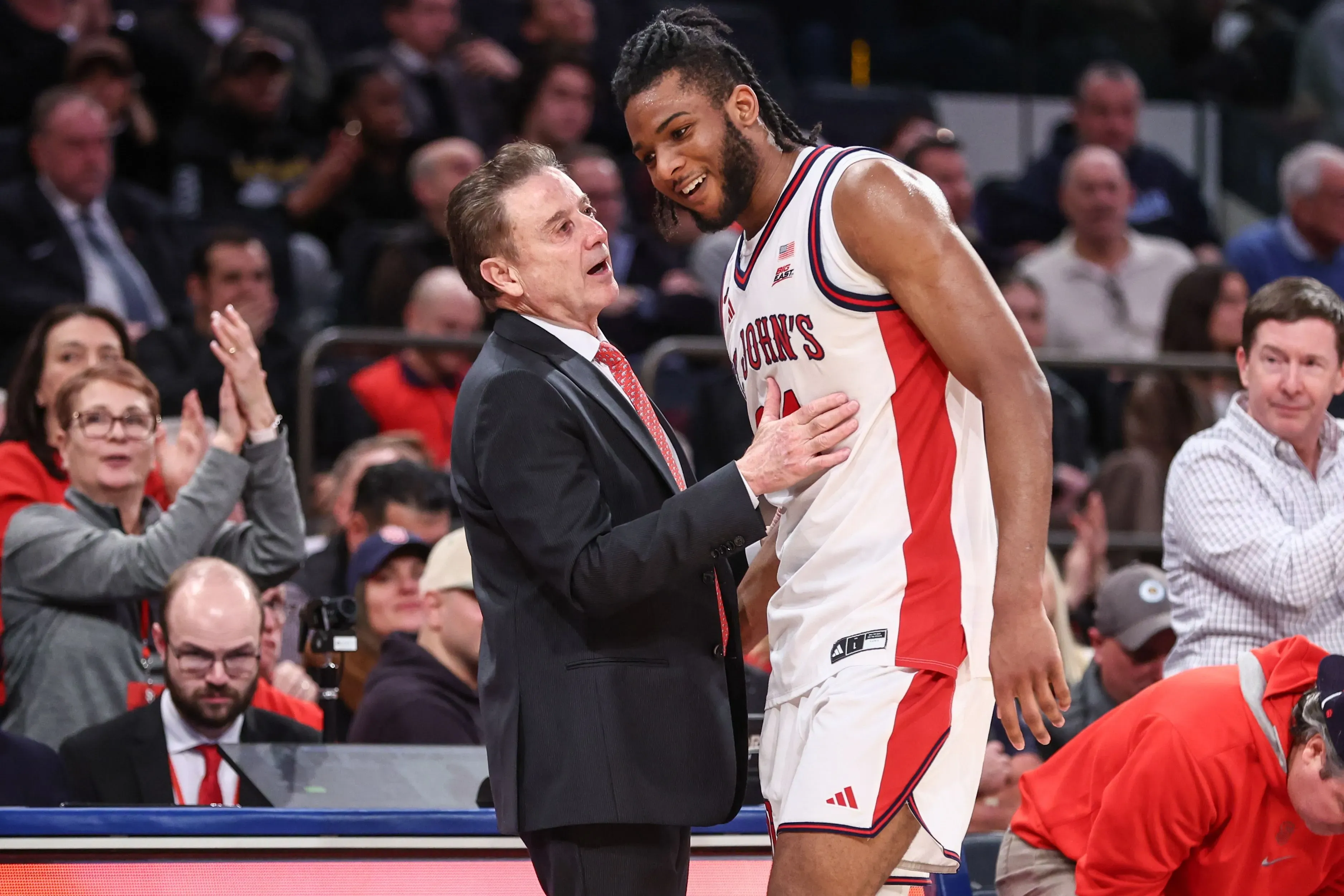 ستيف ماسييلو يتحدث مع زوبي إيجيوفور بعد فوز فريق سانت جونز، مع احتفال الجماهير في ملعب ماديسون سكوير جاردن.