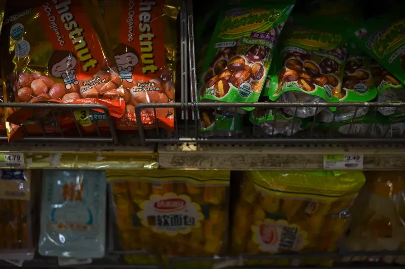 منتجات متنوعة من المكسرات والوجبات الخفيفة في سوبر ماركت تشانغ جيانغ في كوينز، تعكس تأثير الحرب التجارية على الأسعار.