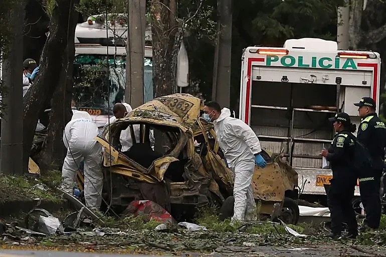 موقع انفجار سيارة مفخخة في كالي، كولومبيا، حيث يعمل رجال الشرطة والفرق الفنية في موقع الحادث بعد الهجوم الذي أسفر عن مقتل وإصابة العشرات.