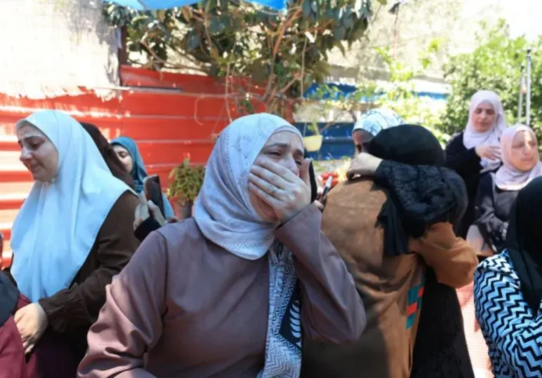 نساء فلسطينيات يعبّرن عن حزنهن في تجمع بعد مقتل أحد أفراد عائلتهن، وسط أجواء من الألم والقلق في الضفة الغربية.