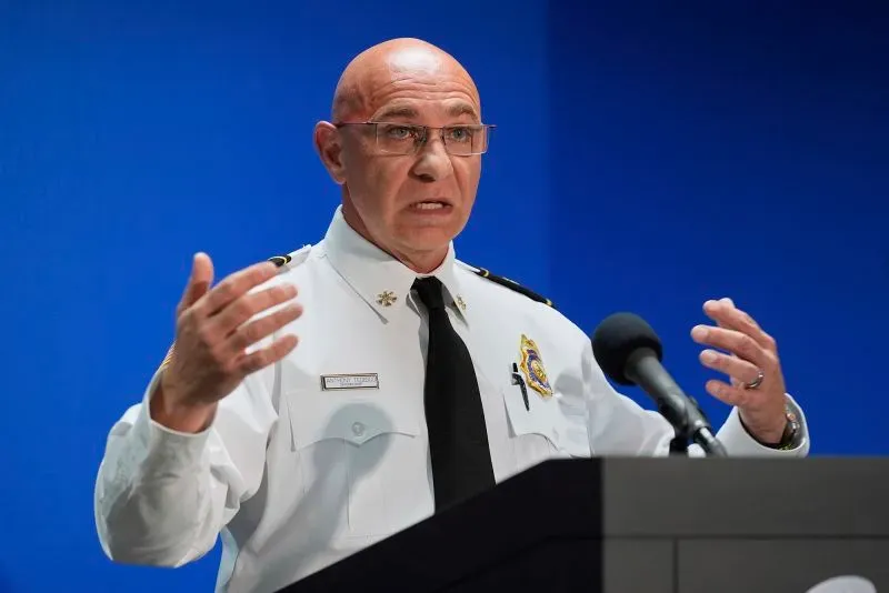 متحدث رسمي يتحدث في مؤتمر صحفي حول حادث اصطدام قارب بعبّارة في فلوريدا، حيث أسفر الحادث عن وفاة وإصابات.